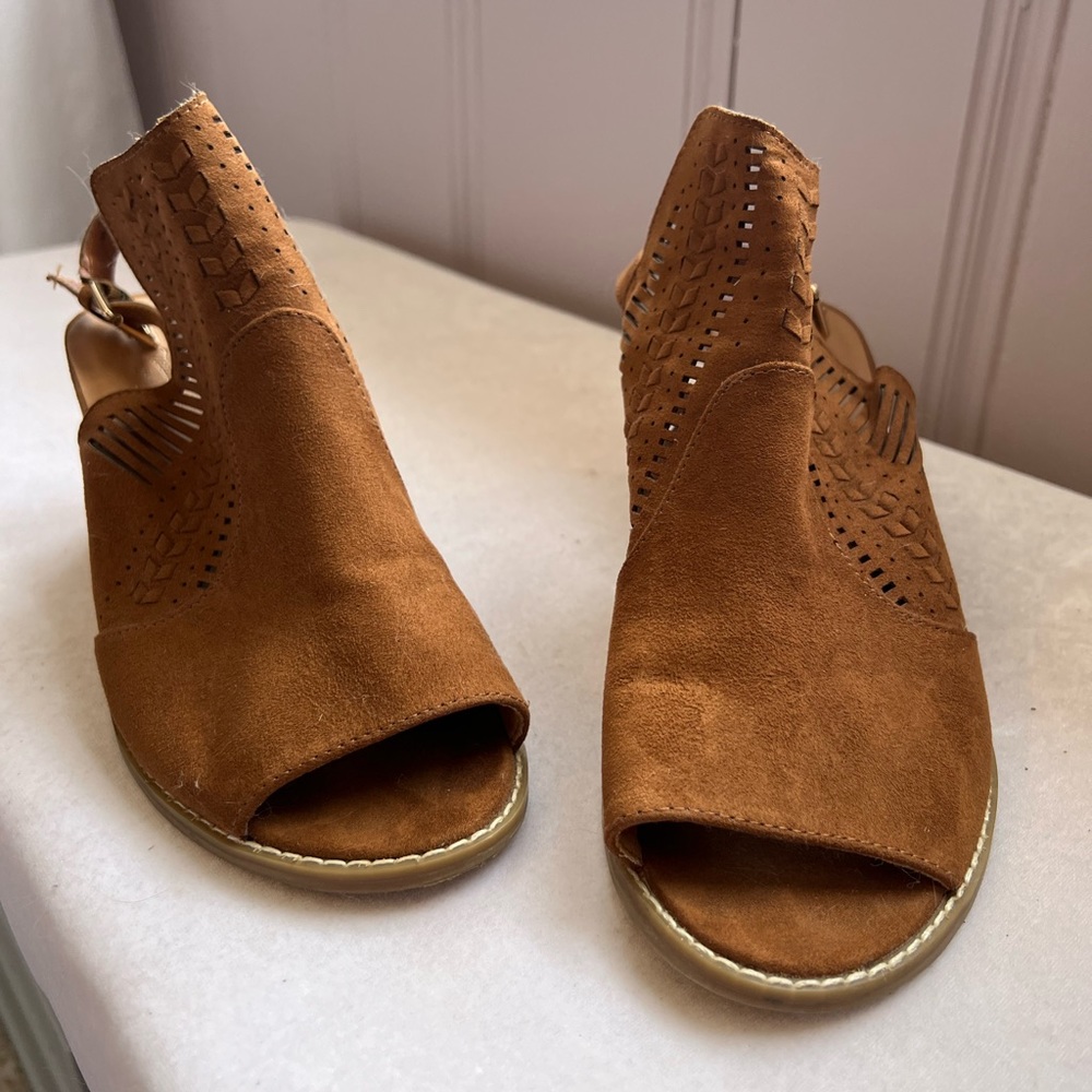 Wide width open toe heel